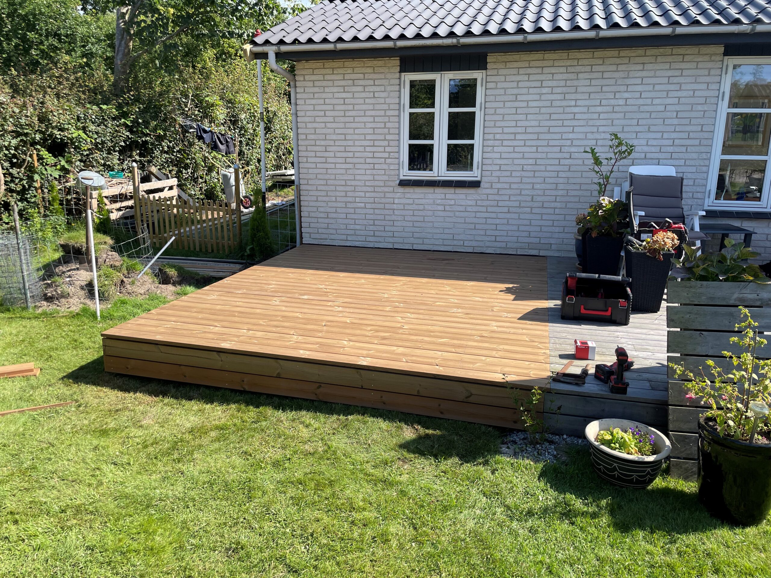Udvidelse af eksisterende terrasse Træterrasse i Midtjylland under opbygning ved privat bolig - ny udvidelse af udendørs opholdsareal.